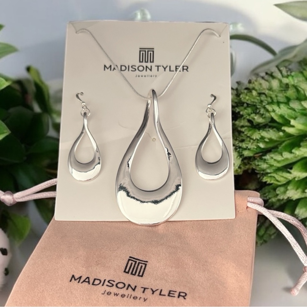 Madison Tyler Silver Jewelry Set With Dust Bag